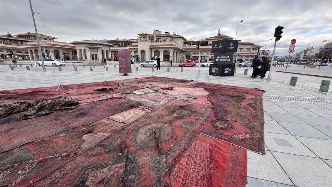 Konya’da sessiz protesto! 105 eski halı Mevlana Meydanı'na serildi 4